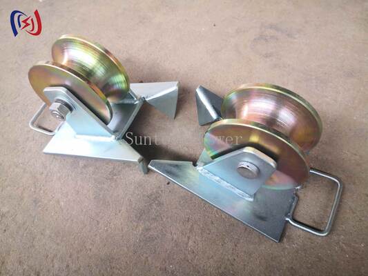 SH130S 10KN ভূগর্ভস্থ ক্যাবল টানার জন্য ত্রিভুজ শ্যাভ কনফিগারেশন সহ গ্যালভানাইজড পিথহেড ক্যাবল রোলার পলি